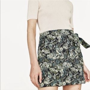 ZARA Mini Skirt - Jacquard with Shiny Fabric - Small
